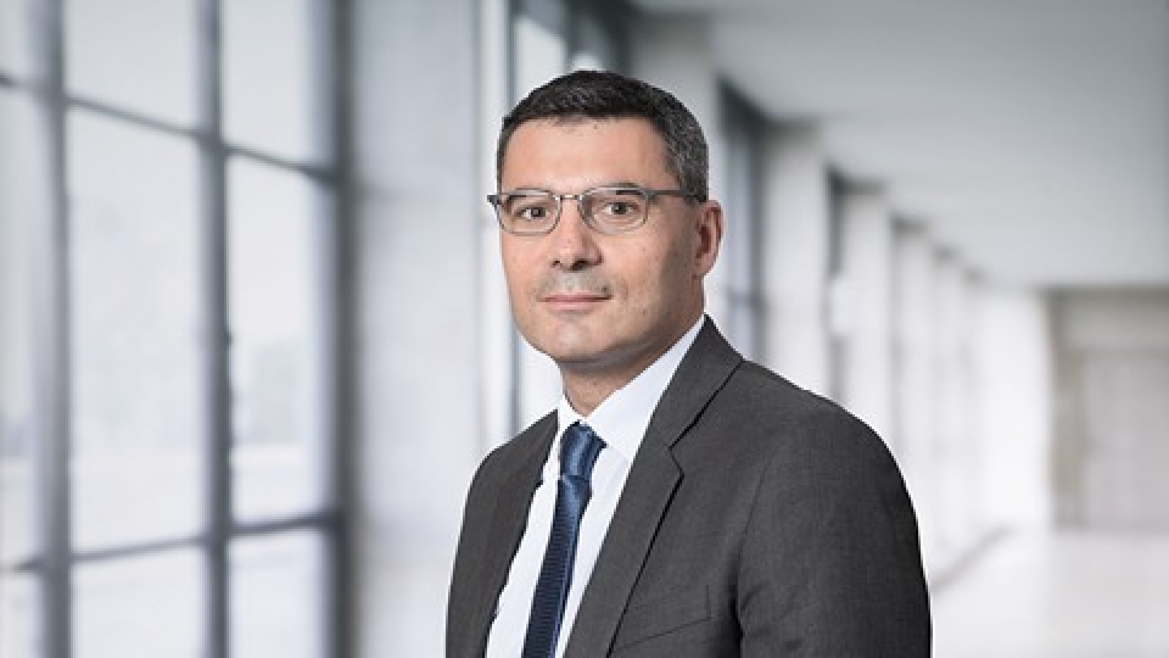 Portrait de Fabrice Lombardo, Directeur des activités immobilières chez Swiss Life Asset Managers France.