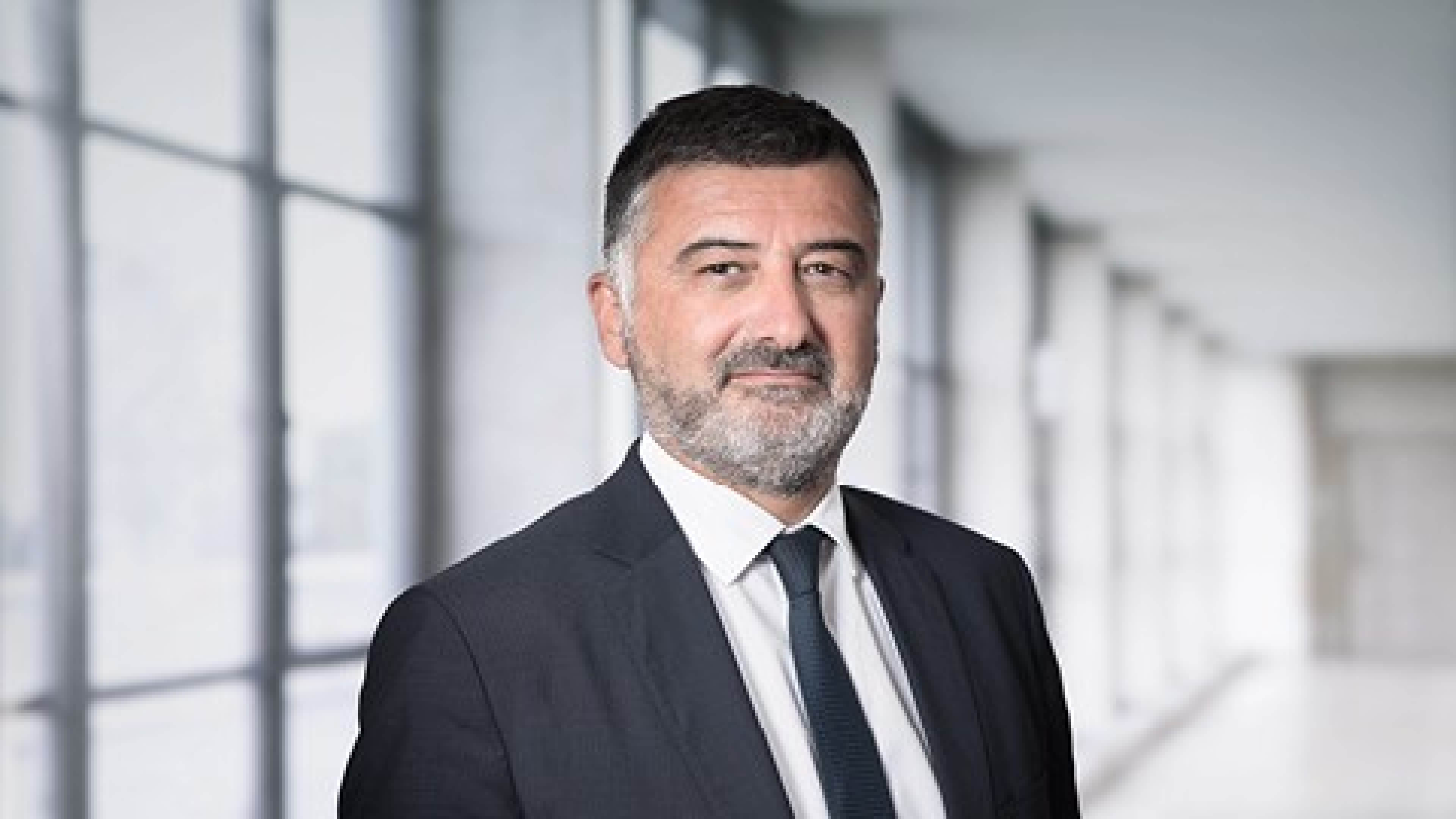 Portrait de Bruno Gerardin, Directeur administratif et financier chez Swiss Life Asset Managers France, en tenue professionnelle.