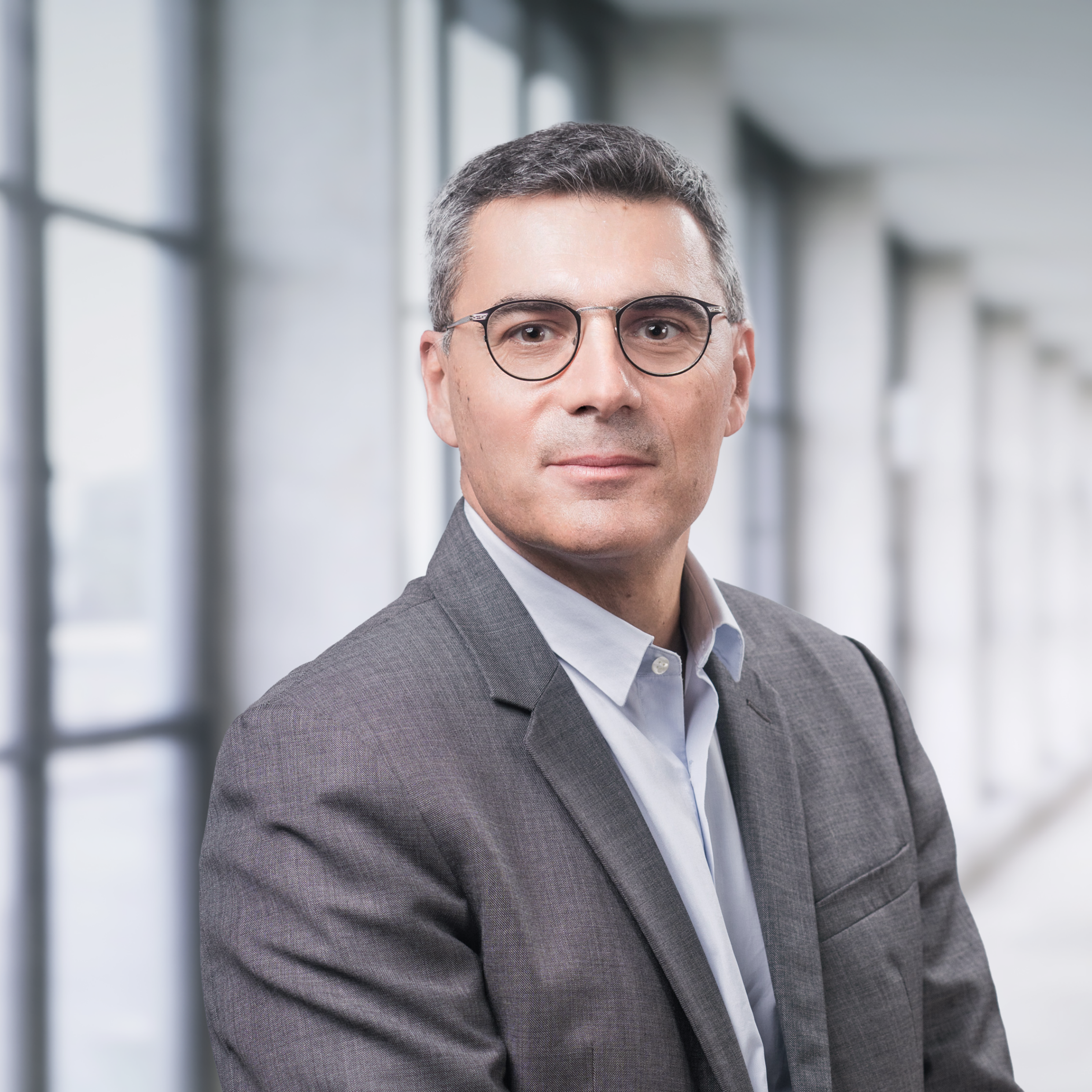 Portrait de Fabrice Lombardo, Directeur des activités immobilières de Swiss Life Asset Managers France, accompagnant sa déclaration sur la reconversion de parkings en hubs logistiques décarbonés.