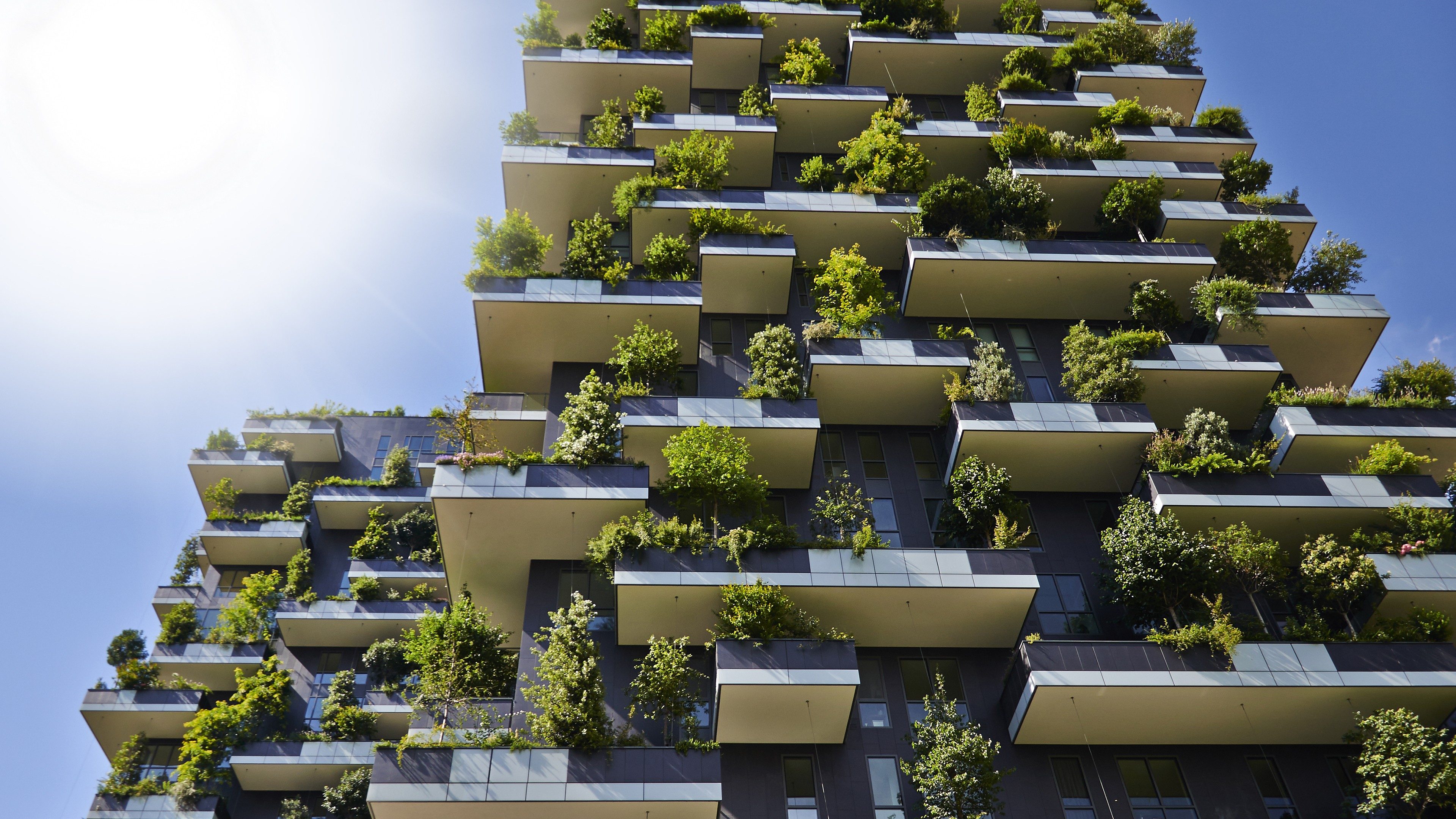Immeuble résidentiel contemporain avec terrasses végétalisées et architecture durable
