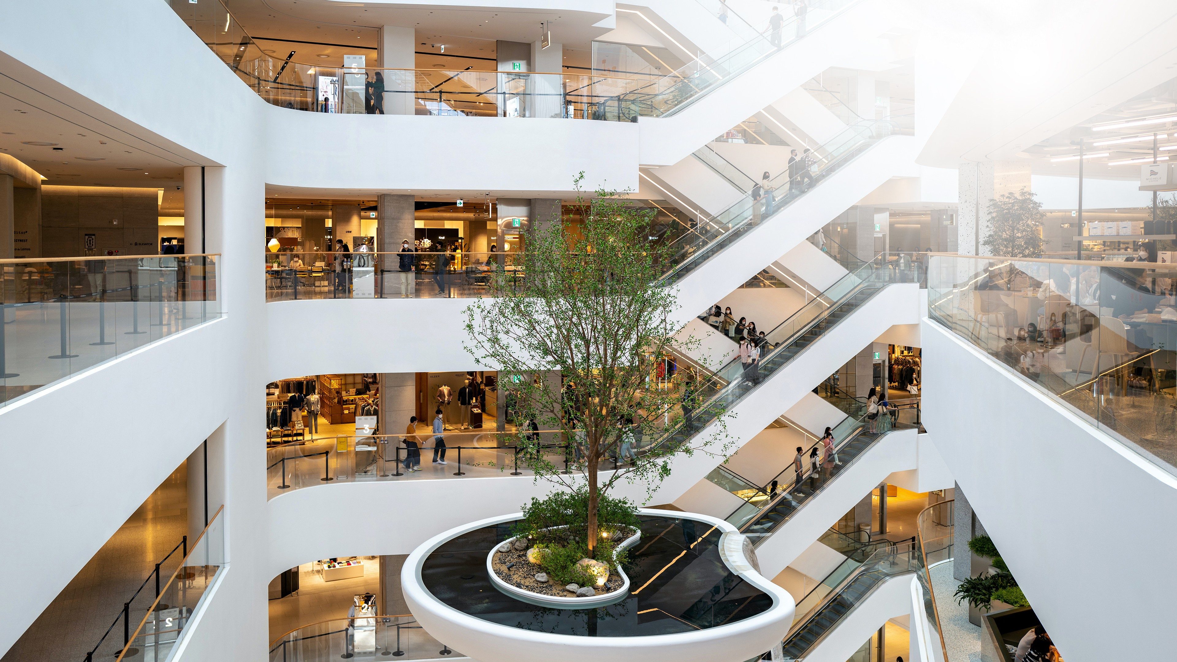 Centre commercial moderne avec plusieurs niveaux, boutiques et espaces de circulation
