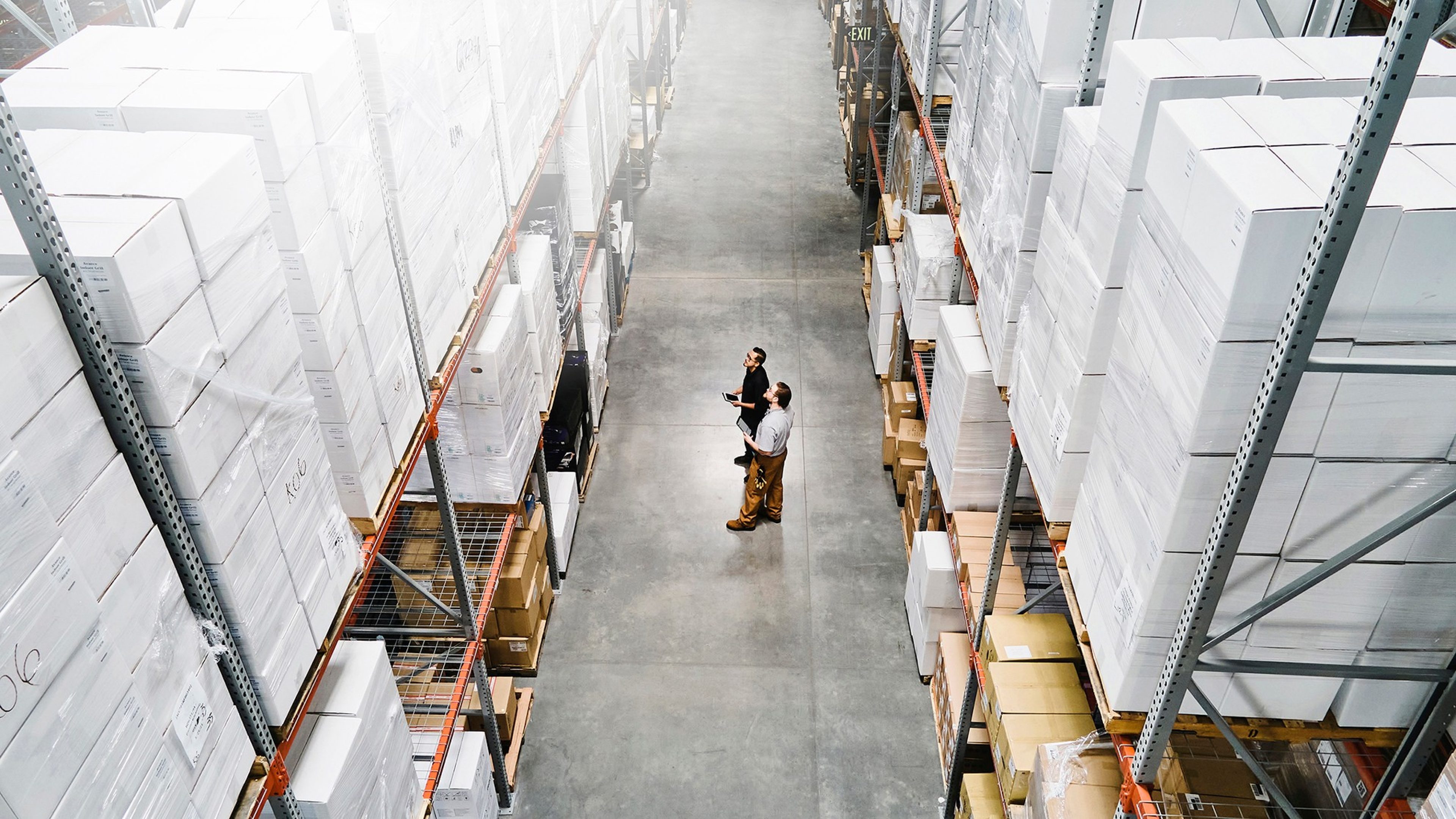 Entrepôt logistique avec rayonnages de stockage et activité immobilière commerciale