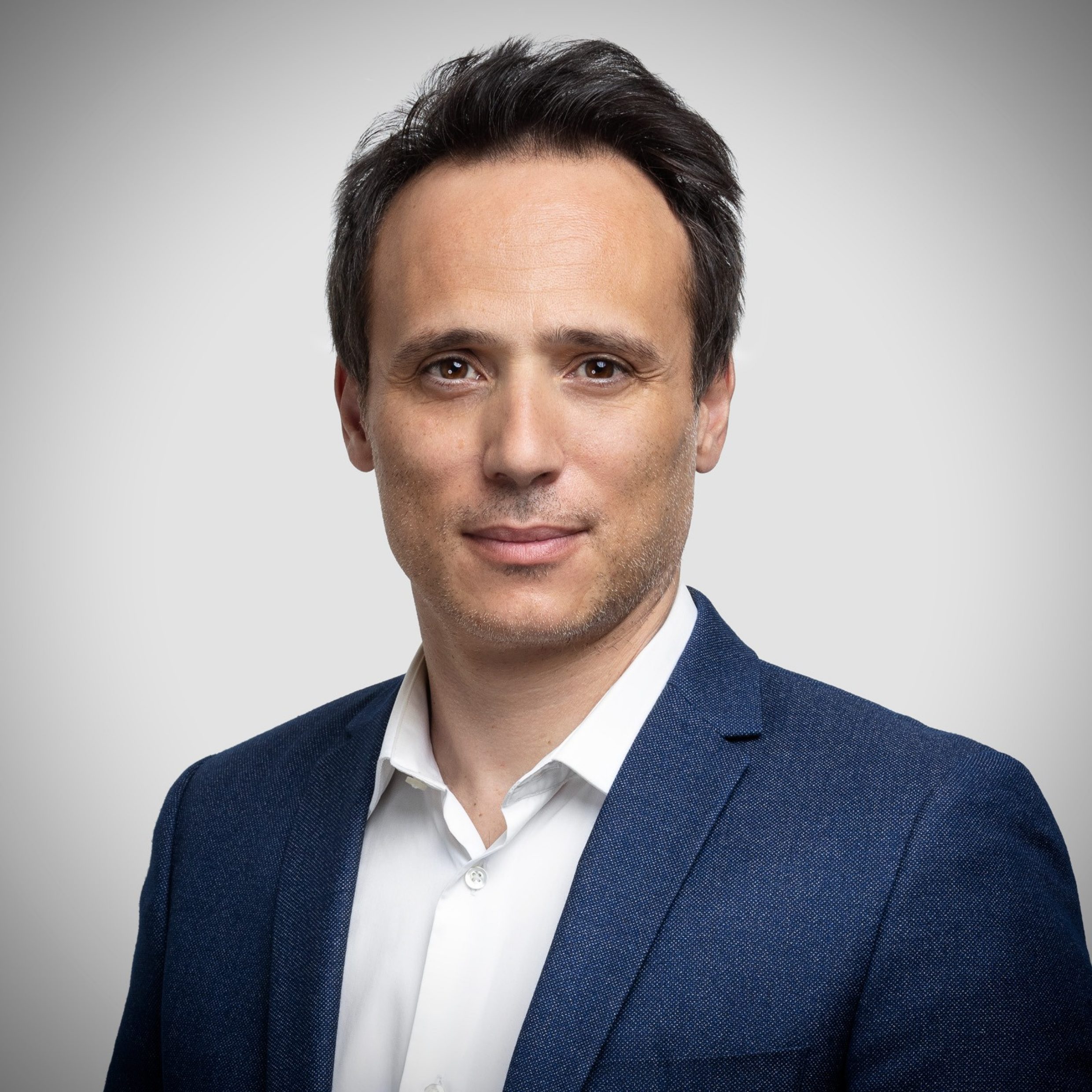 Portrait de Julien Guillemet, Responsable de la Gestion des Fonds Grand Public, accompagnant son analyse sur la flexibilité et la diversification européenne de l'unité de compte ESG Tendances Pierre.
