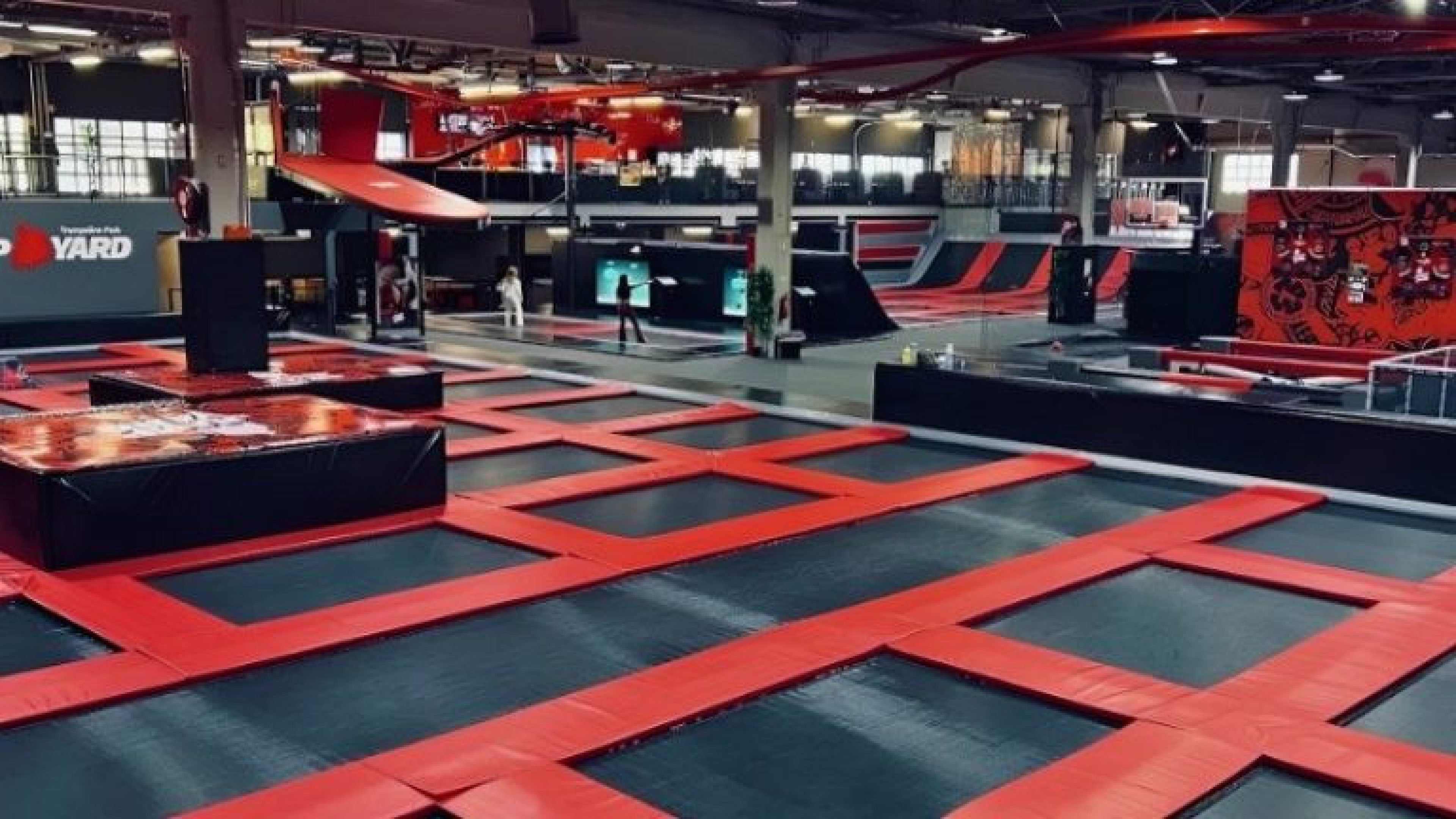 Vue intérieure du parc de loisirs indoor JumpYard situé dans l'agglomération de Lisbonne au Portugal