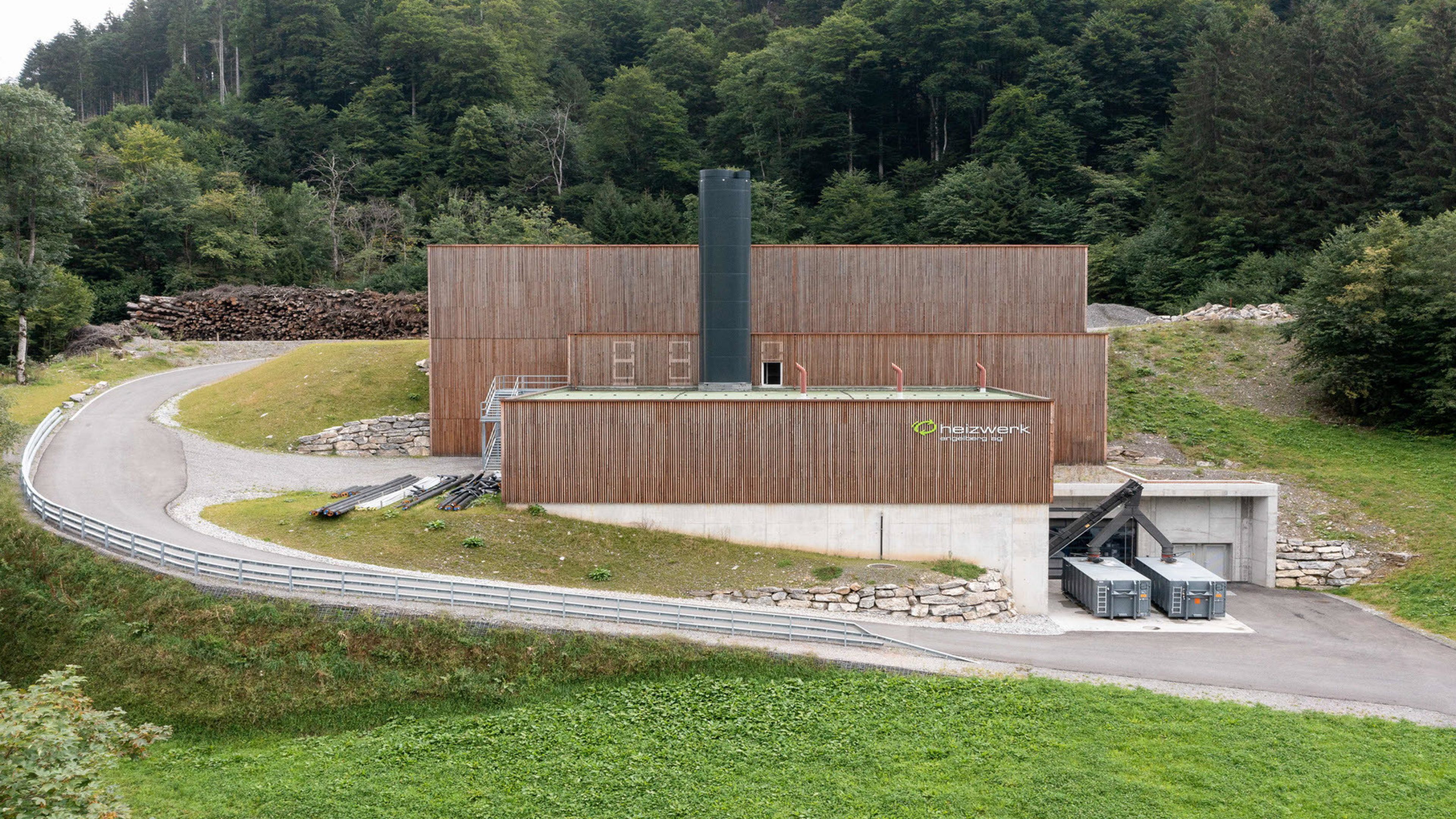 La photo montre la centrale thermique d'Engelberg, qui produit de l'énergie durable.